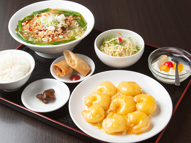《津山市／萬龍》中国出身の料理人が熟練の技を生かし、多彩なメニューを提供。