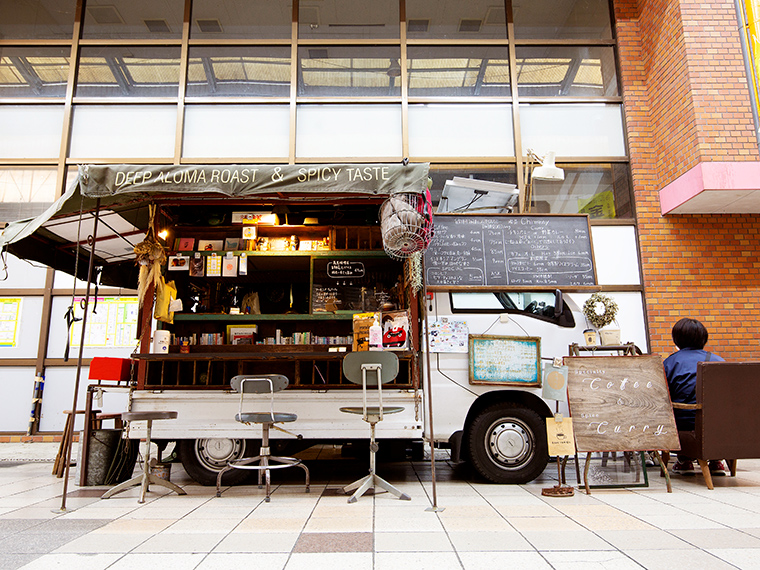《津山市／Chimney》本格的な「喫茶店カレー」とコーヒーを味わう、特等席の屋外カウンター。