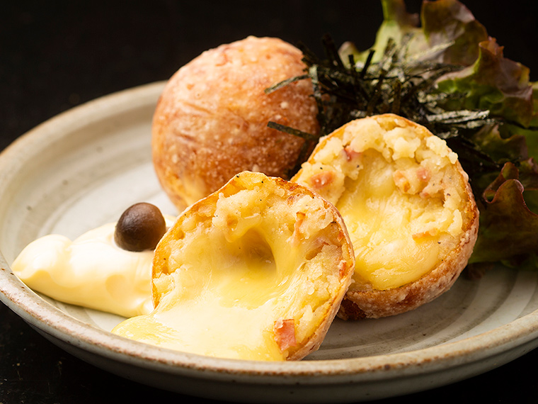 《倉敷市／9494（KUSYU KUSYU）》ホクホクのジャガイモの中からチーズがとろける看板メニュー「金太芋」は必食！
