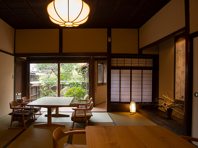 《津山市／早瀬豆富店》豆腐店が営む茶屋。1日2組限定の和室で、庭風景とともに豆腐料理を堪能して。