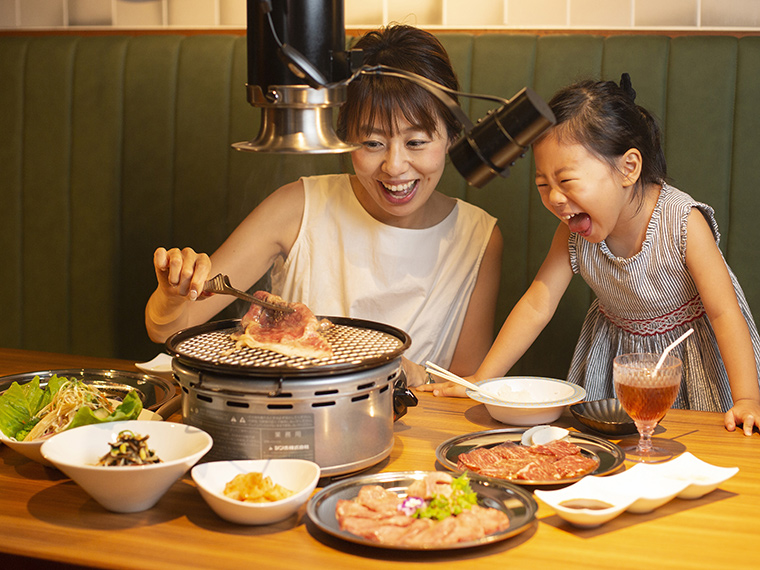【柳町焼肉　カンテラ】秘伝のタレで味わう極上の焼肉で、温かい家族の笑顔が広がる。