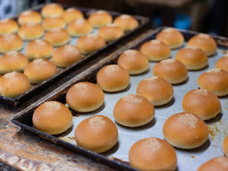《倉敷市／築山製パン所》イースト菌発酵の元祖を受け継ぐ、レトロな愛されまんまるパン。