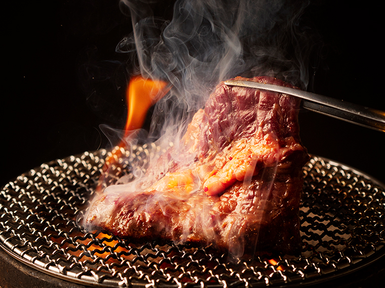 《炭火庵 犇き堂》うま味あふれるハラミのでっかい一枚肉をお得に、豪快に！