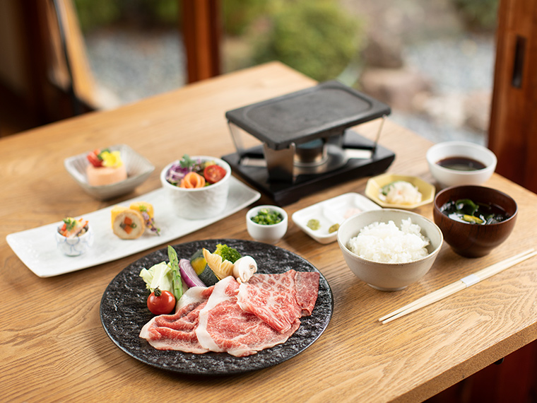 《津山市／津山和風肉ダイニング　源》四季ごとに表情を変える日本庭園を眺めながら、個室で極上の肉料理を堪能。