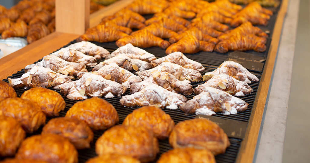 岡山市／Merci life organics 岡山天神店》厳選素材を用いたパンが並ぶ