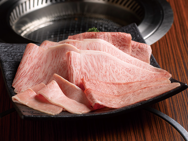 《肉市 興壱》朝5時まで営業の焼肉店で、非日常的な空間と上質な肉を楽しむ。
