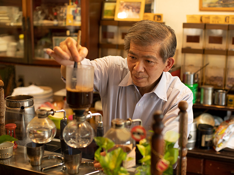 《倉敷市／コロンバン》 香り高いコーヒーと約40種類のメニューがそろう昭和レトロな喫茶店。