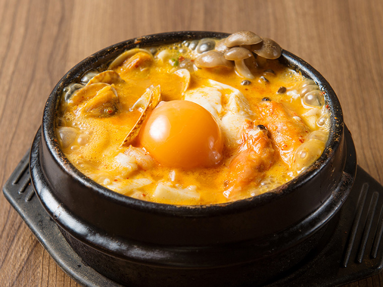 《SOON DOO BOO DUBUKO》お得な定食に持ち帰りまで。スンドゥブ専門店がオープン。【PR】