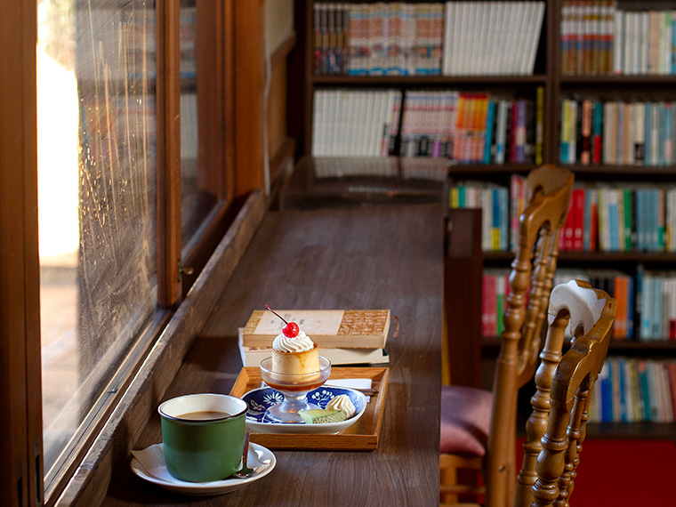 《倉敷市／庭とブンガク》心ゆくまで文学と向き合えるカフェで、ランチやスウィーツも一緒に楽しんで。
