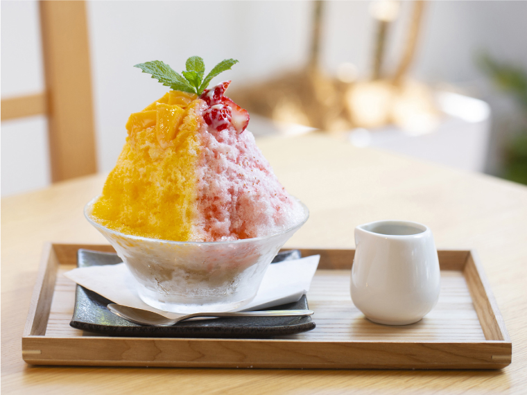 《菓子職人 シェ・ミウラ》パティシエ自慢のかき氷は、自家製蜜が主役。果肉ソース×和三盆蜜のハーモニーを堪能。