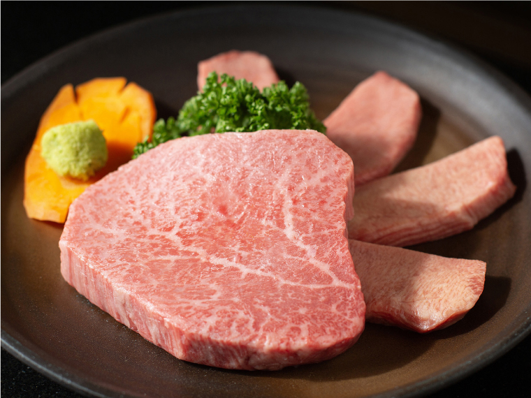 《肉市 興壱》非日常を演出する空間と上質な肉で、特別な日にふさわしいワンランク上の焼肉を。
