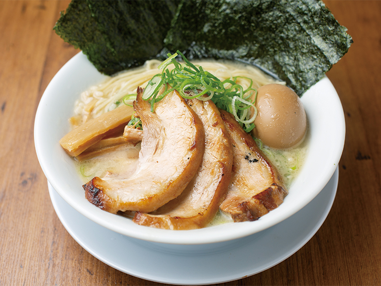 《とりのすけ　倉敷羽島店》鶏白湯と豚背脂の濃厚スープの、コクとうま味があふれる醤油ラーメン。