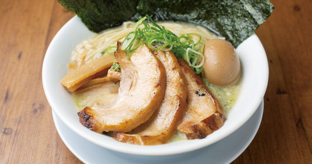 とりのすけ 倉敷羽島店》鶏白湯と豚背脂の濃厚スープの、コクとうま味