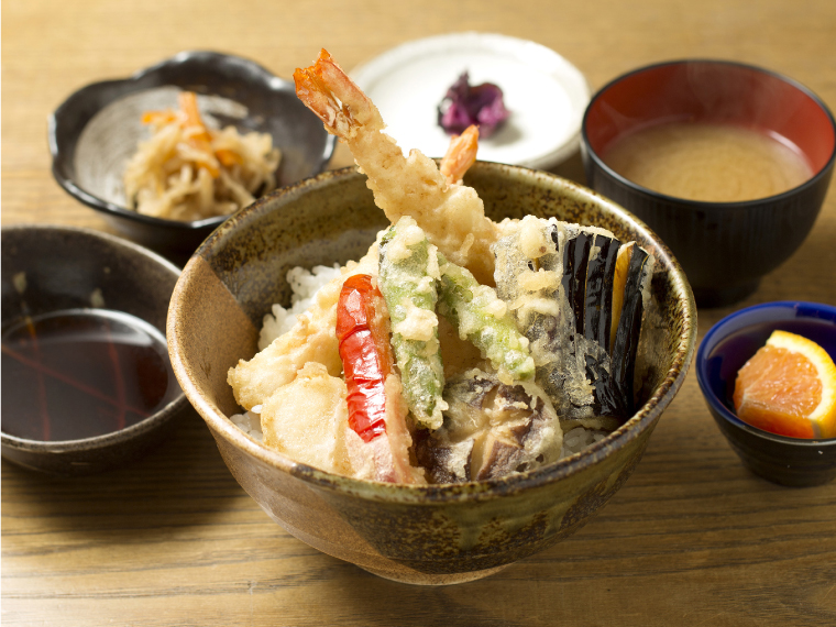 《天婦羅ふたば》旬の味覚を揚げたてあつあつの天ぷらで。豊富なラインアップも魅力【PR】