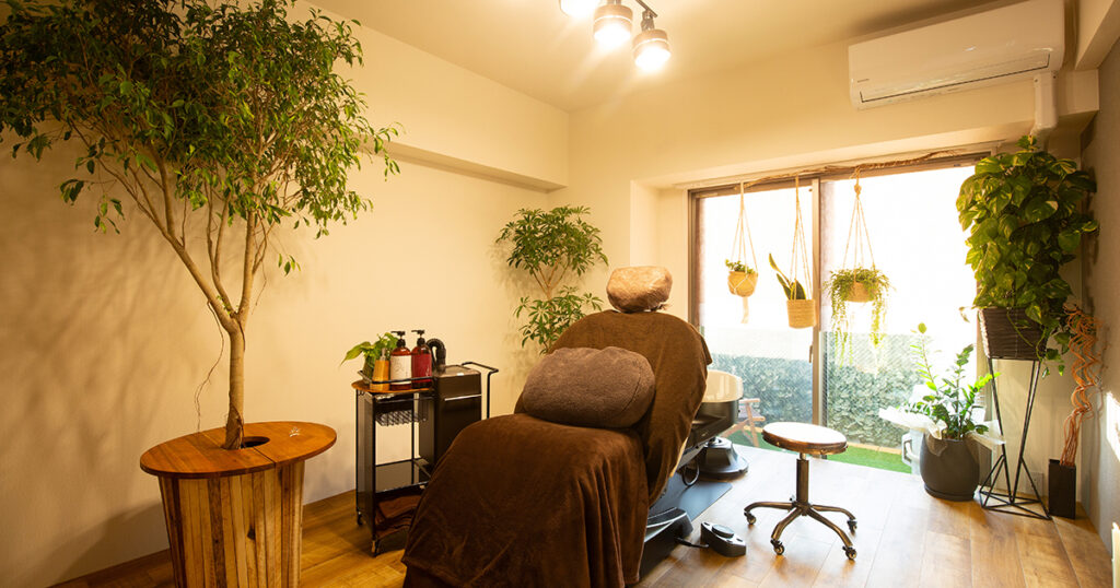 森の朝 HENA＆SPA》生葉ヘナのパックと極上ヘッドスパで、心身共に