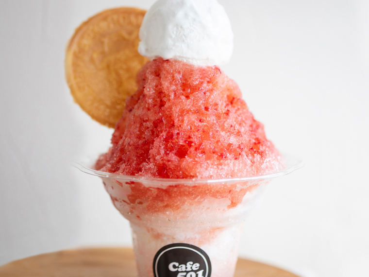 《Cafe501　OKAYAMA》「白バラ牛乳」のおいしさを口溶け軽やかなかき氷に。【PR】