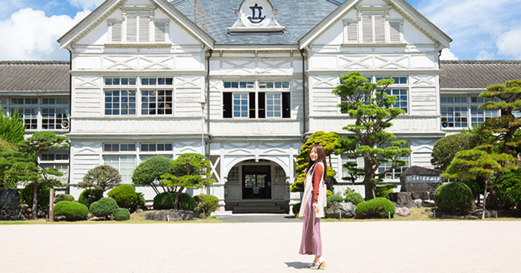 真庭市久世エリア》撮ってアート気分！ 「旧遷喬尋常小学校