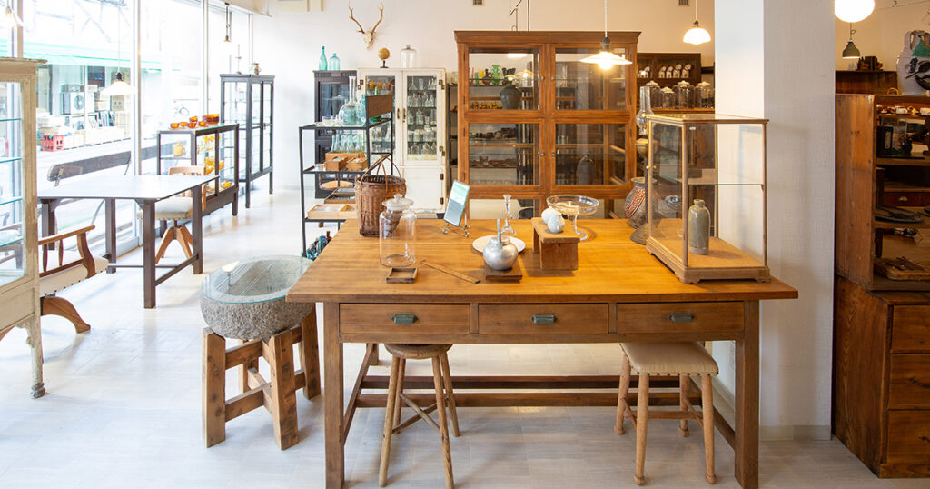 昭和の棚　丸石家具店から購入 隅棚 コーナーキャビネット 収納家具 飾り棚 昭和レトロ おしゃれ 日本