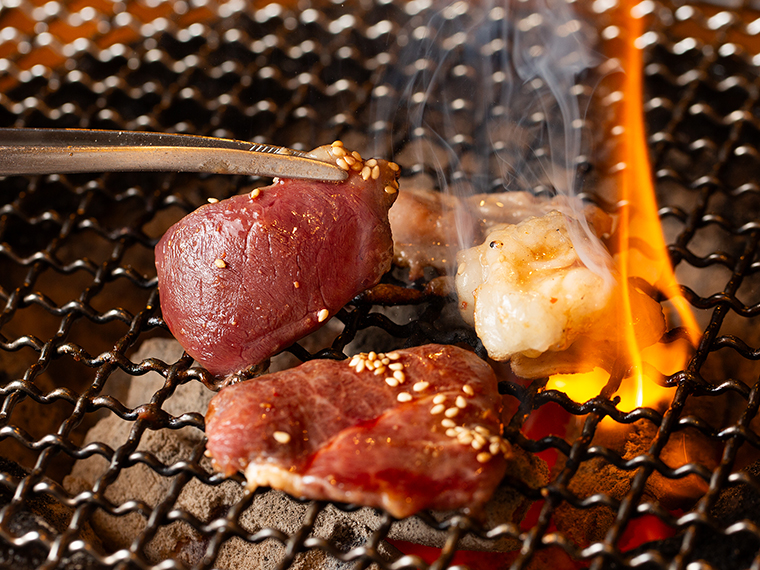 《京もつ鍋ホルモン朱々》炭火焼肉の香ばしさと、京もつ鍋の深いうまみ。こだわりの宮崎牛を心ゆくまで味わおう。【PR】